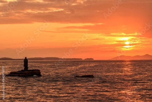 Obraz 南知多町、聖崎上陸大師像と知多湾に登る朝日