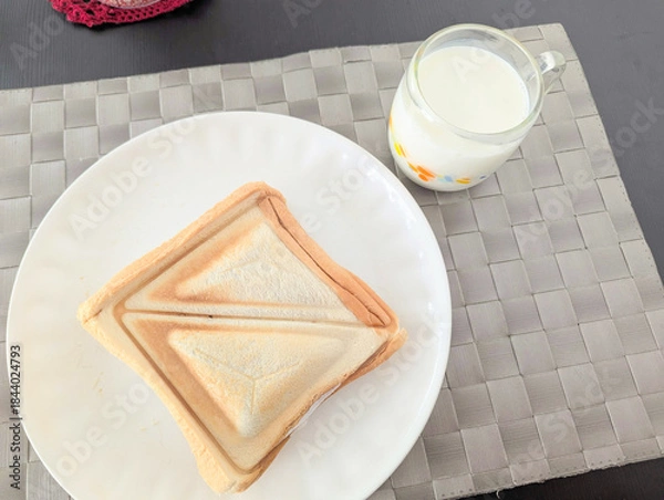 Obraz ホットサンドと牛乳を添えた朝食セット