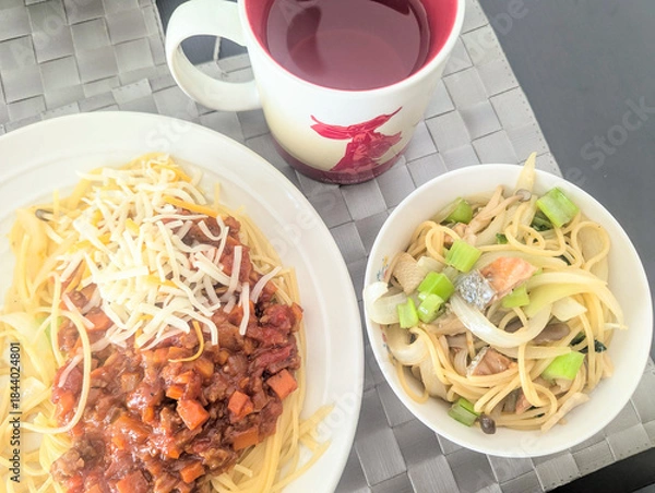 Obraz 二種類のパスタを並べた家庭料理の食卓