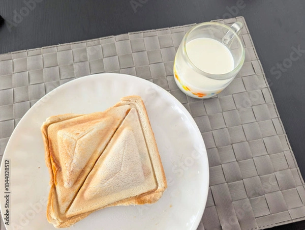 Obraz ホットサンドとミルクの簡単朝食