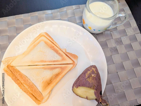 Obraz ホットサンドと焼き芋の朝ごはん