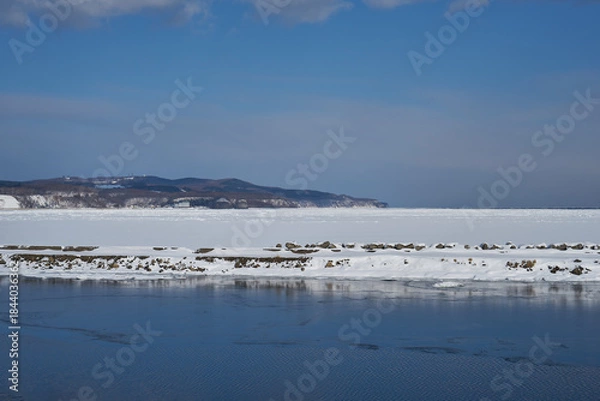 Obraz 北海道　船上から見たオホーツク海の流氷と能取岬