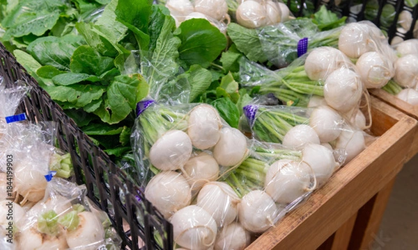 Fototapeta 袋詰めされたかぶが並ぶ売り場