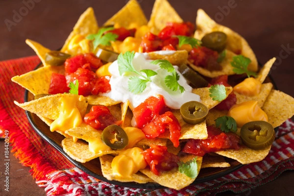 Fototapeta Nachos załadowany salsą, serem i jalapeno