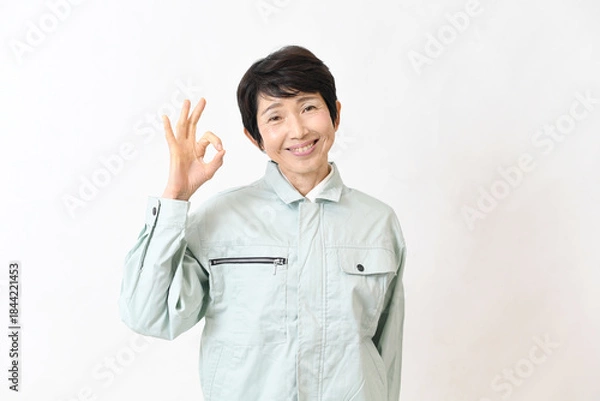 Obraz OKサインをする作業服姿のアジア人女性