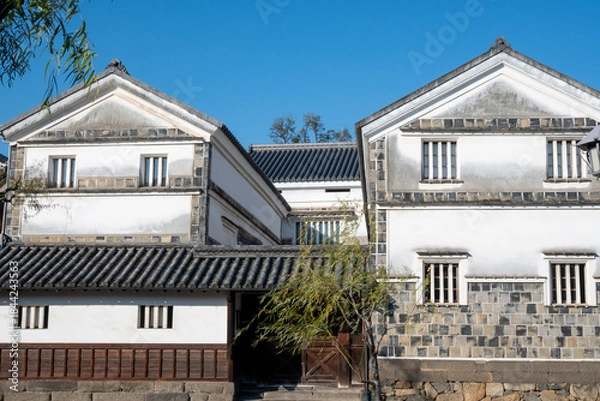 Fototapeta 日本の岡山県倉敷市の白壁の美しいレトロな町並み