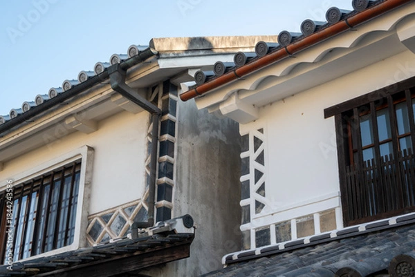 Fototapeta 日本の岡山県倉敷市の白壁の美しいレトロな町並み