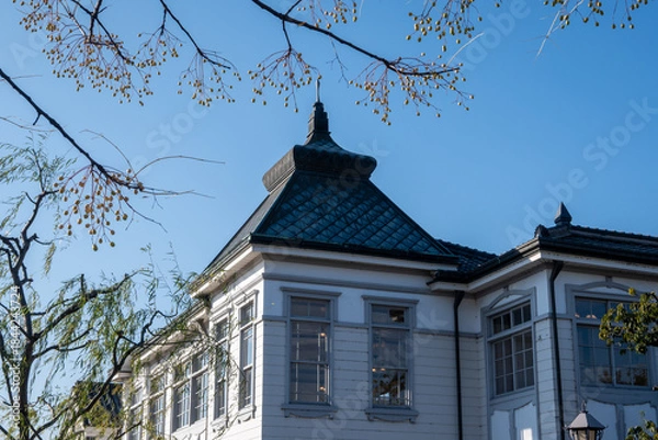 Fototapeta 日本の岡山県倉敷市の白壁の美しいレトロな町並み