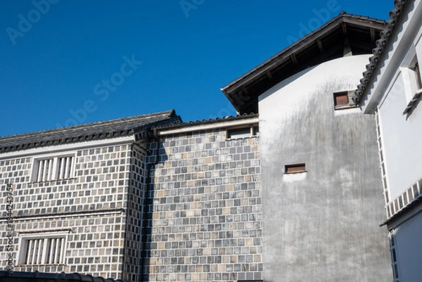 Fototapeta 日本の岡山県倉敷市の白壁の美しいレトロな町並み