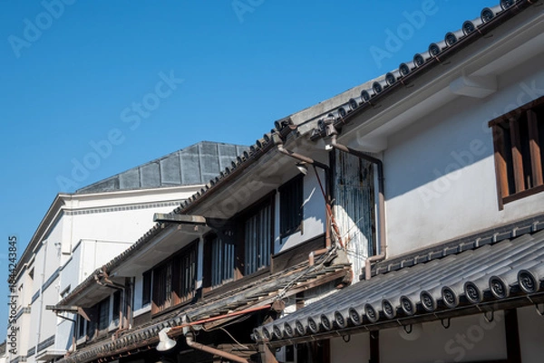 Fototapeta 日本の岡山県倉敷市の白壁の美しいレトロな町並み