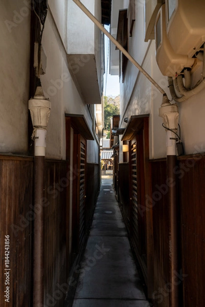 Fototapeta 日本の岡山県倉敷市の白壁の美しいレトロな町並み