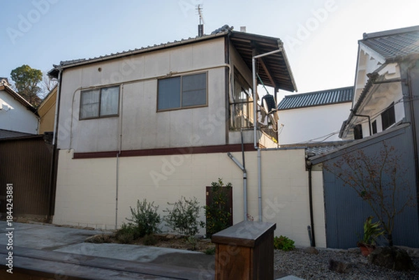 Fototapeta 日本の岡山県倉敷市の白壁の美しいレトロな町並み