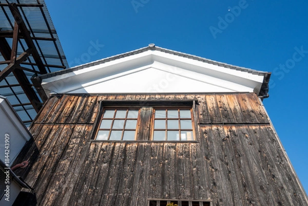 Fototapeta 日本の岡山県倉敷市の白壁の美しいレトロな町並み