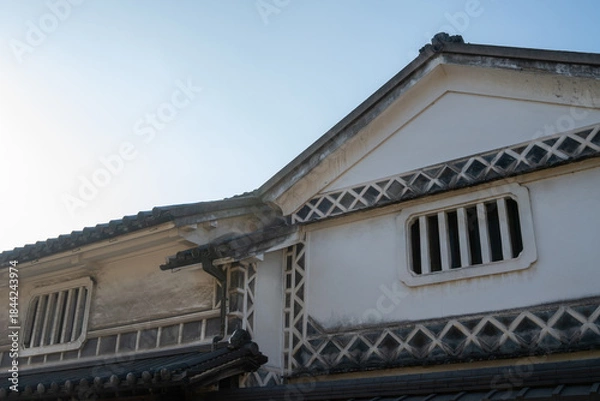 Fototapeta 日本の岡山県倉敷市の白壁の美しいレトロな町並み