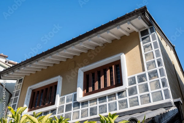 Fototapeta 日本の岡山県倉敷市の白壁の美しいレトロな町並み