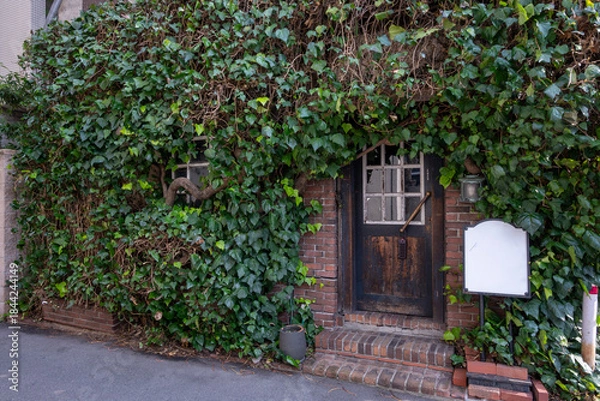 Fototapeta 日本の岡山県倉敷市の白壁の美しいレトロな町並み