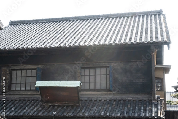 Fototapeta 日本の岡山県倉敷市の白壁の美しいレトロな町並み