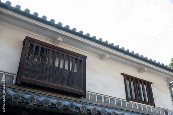 Fototapeta 日本の岡山県倉敷市の白壁の美しいレトロな町並み