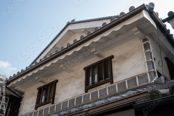 Fototapeta 日本の岡山県倉敷市の白壁の美しいレトロな町並み