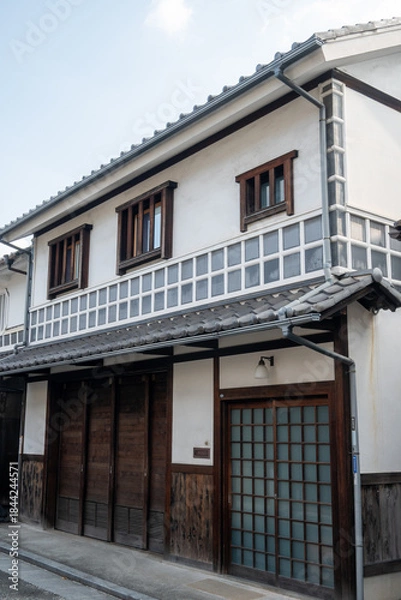 Fototapeta 日本の岡山県倉敷市の白壁の美しいレトロな町並み