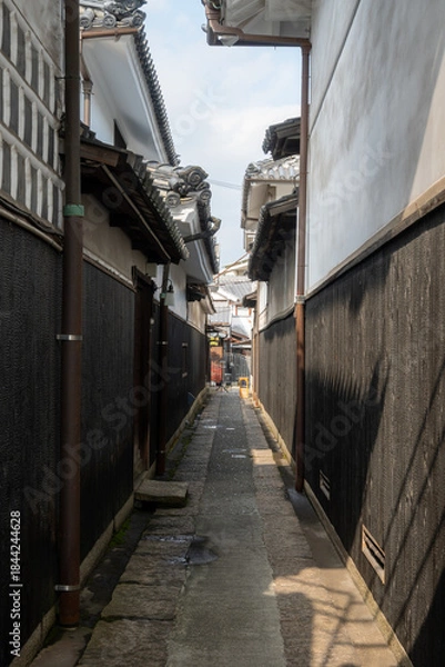 Fototapeta 日本の岡山県倉敷市の白壁の美しいレトロな町並み