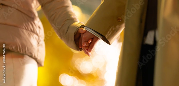 Obraz 手を繋ぐ男女　イルミネーション