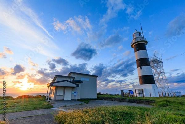 Obraz 夕日と秋の入道埼灯台　秋田県男鹿市　Sunset and Nyudozaki Lighthouse in autumn. Akita Pref, Oga City.