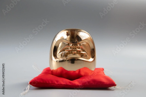 Fototapeta 金色に光る達磨の縁起物