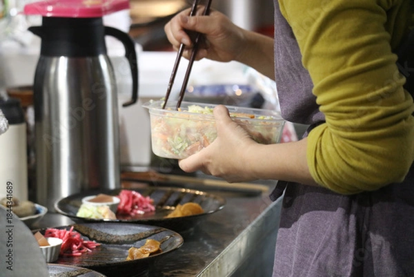 Obraz 食事の準備をする女性