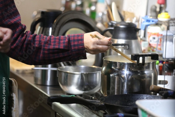 Obraz みそ汁を作る女性