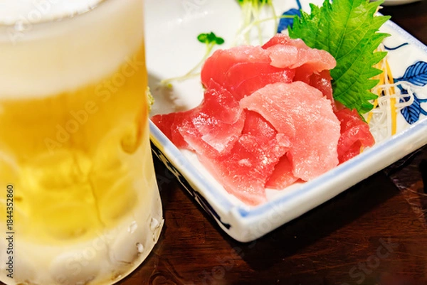 Obraz 居酒屋で楽しむ生ビールと新鮮なマグロの刺身