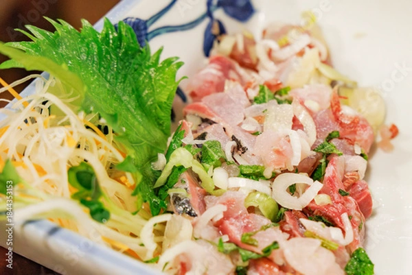 Obraz 大葉やネギを添えた新鮮なアジの刺身