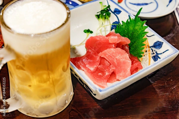 Obraz 居酒屋で楽しむ生ビールと新鮮なマグロの刺身