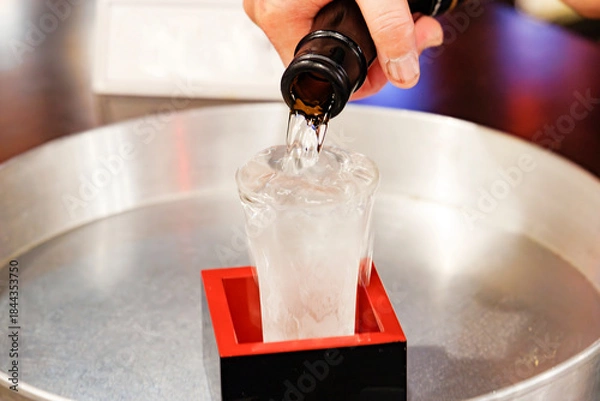 Obraz 日本酒を升の中の冷えたガラスのコップに注ぐ手元のクローズアップ