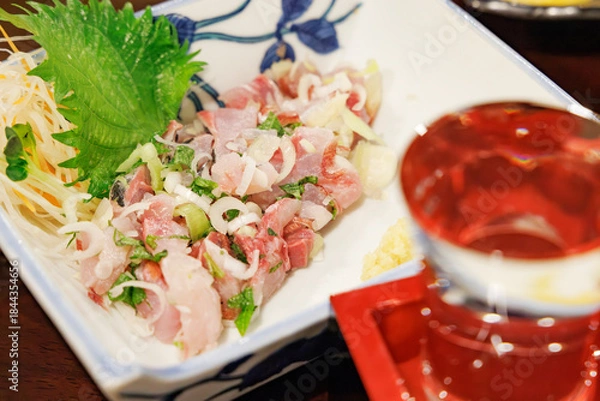 Obraz 新鮮な魚のたたき（ネギと大葉添え