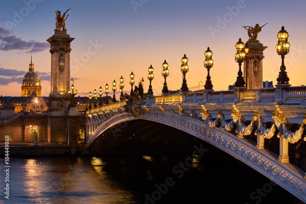 Obraz Most Pont Alexandre III i oświetlone latarnie o zachodzie słońca z widokiem na Invalides. 7th Arrondissement, Paryż, Francja