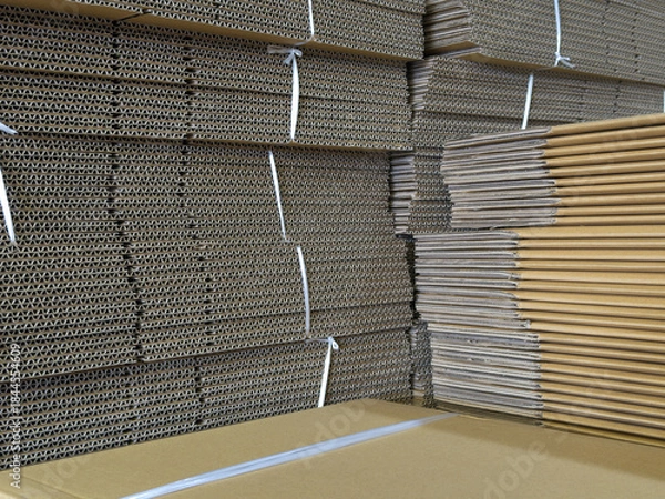 Fototapeta 沢山束ねて積まれた梱包用のダンボール