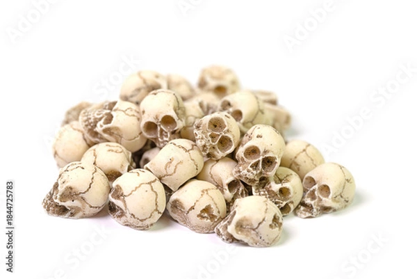 Fototapeta Viele Totenköpfe vor weißem Hintergrund