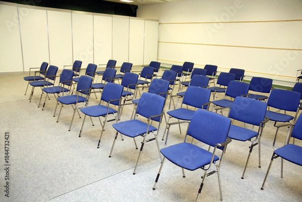 Obraz A large empty boardroom with empty chairs