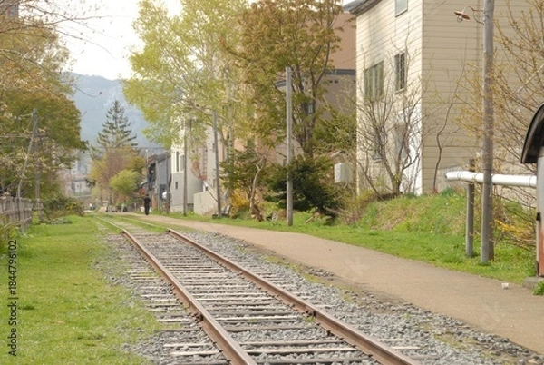 Obraz 静かな街の線路沿いの風景と道のり