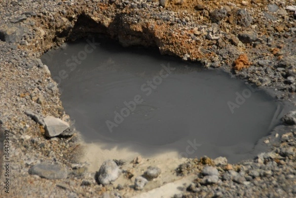 Obraz 泥水が溜まる穴の風景と砂利道の様子
