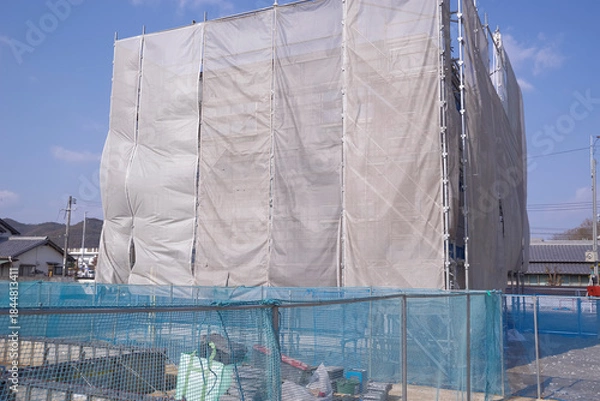 Fototapeta 養生シートに覆われた建築中の住宅