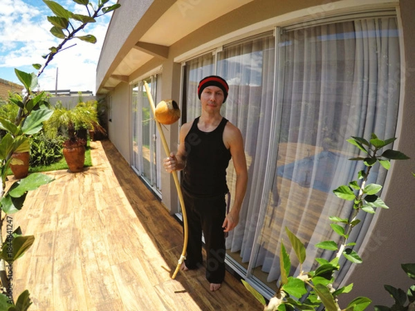 Obraz homem tocando birimbau de capoeira 