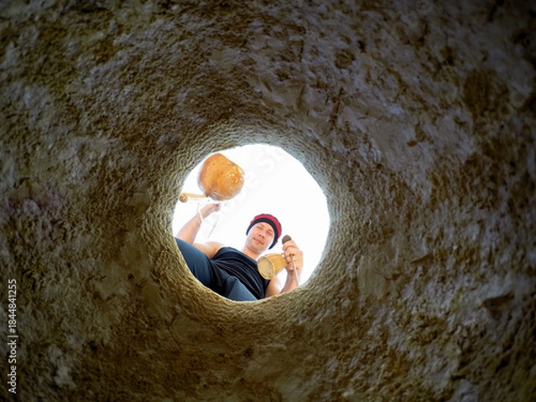 Obraz homem tocando birimbau de capoeira 