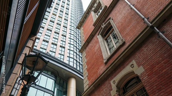 Obraz 高層ビルとレンガ作りの古いビル