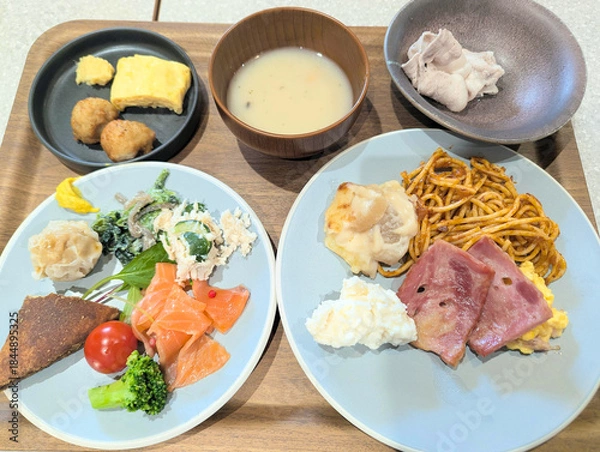 Obraz 和洋料理が並ぶ朝食ビュッフェの食卓風景