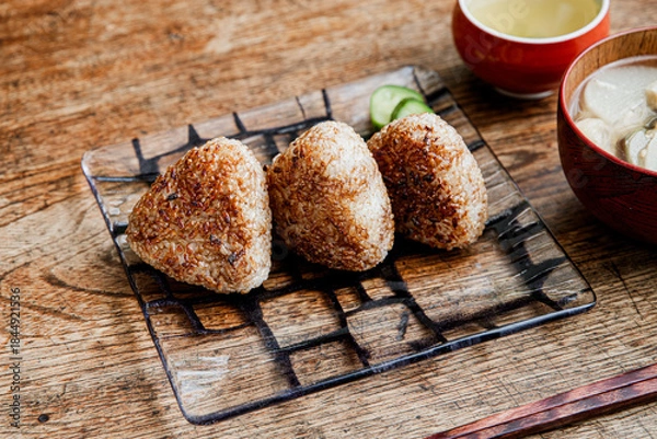 Obraz 直火で焼いたコゲが香ばしい焼きおにぎり