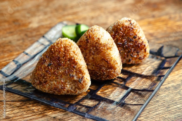 Obraz 直火で焼いたコゲが香ばしい焼きおにぎり