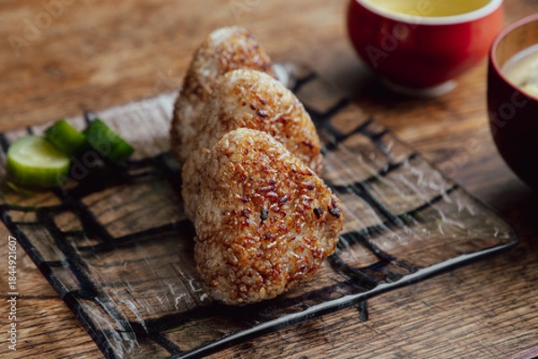 Obraz 直火で焼いたコゲが香ばしい焼きおにぎり