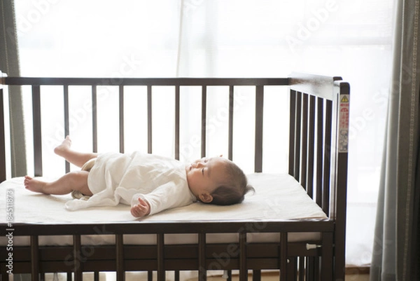 Obraz ベビーベッドに寝ている赤ちゃん